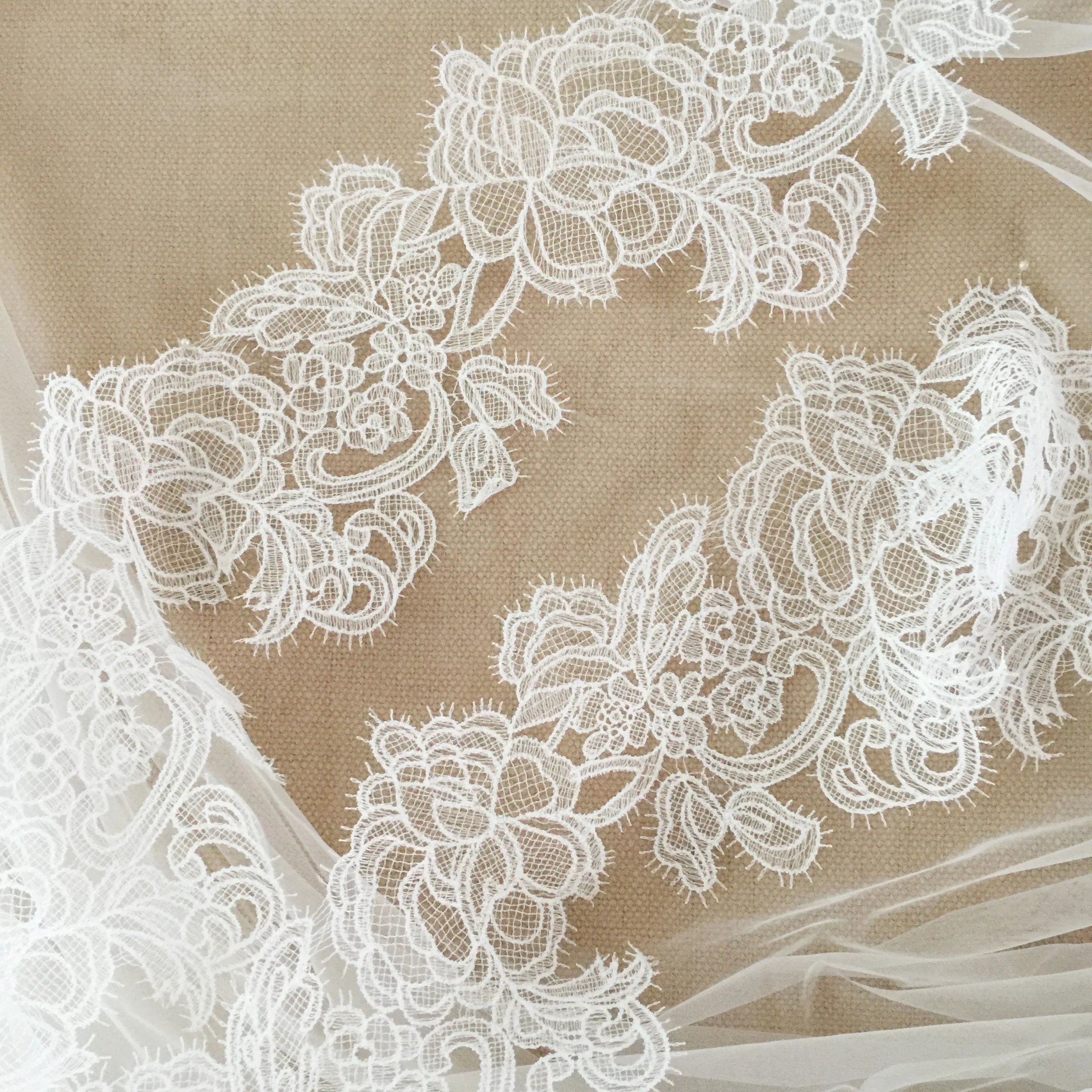 Vintage Style Bridal Gown Hollow Out Lace Trim Double Eyelash Crochet Wedding Veil in Ivory Scalloped Lace Trim