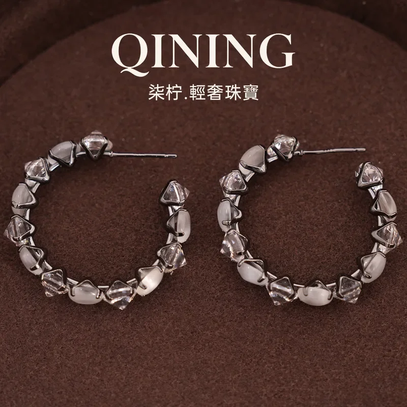Victoria, cold light geometric zircon earrings artistic sense commuter stud earrings dinner party eye-catching vintage