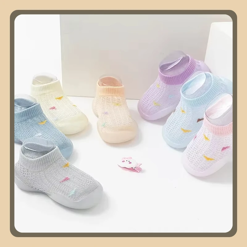 

Новая напольная обувь для малышей, нескользящие стильные тонкие сандалии с сеткой для интерьера.