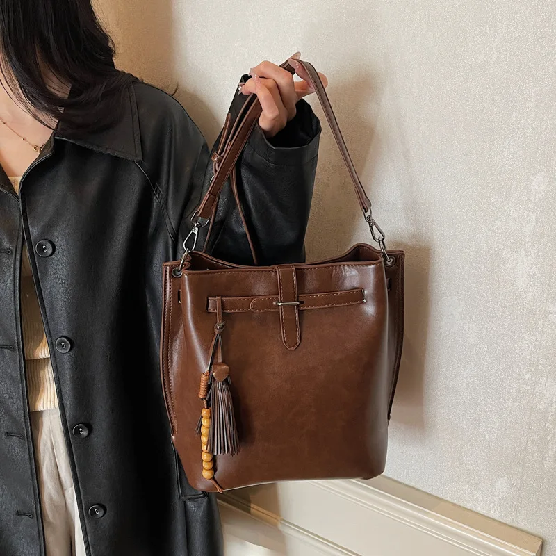 

Simple Retro Belt Buckle Bucket Bag Shoulder Bag Messenger Bag Casual Commuting 2025 Autumn and Winter New High-end Texture