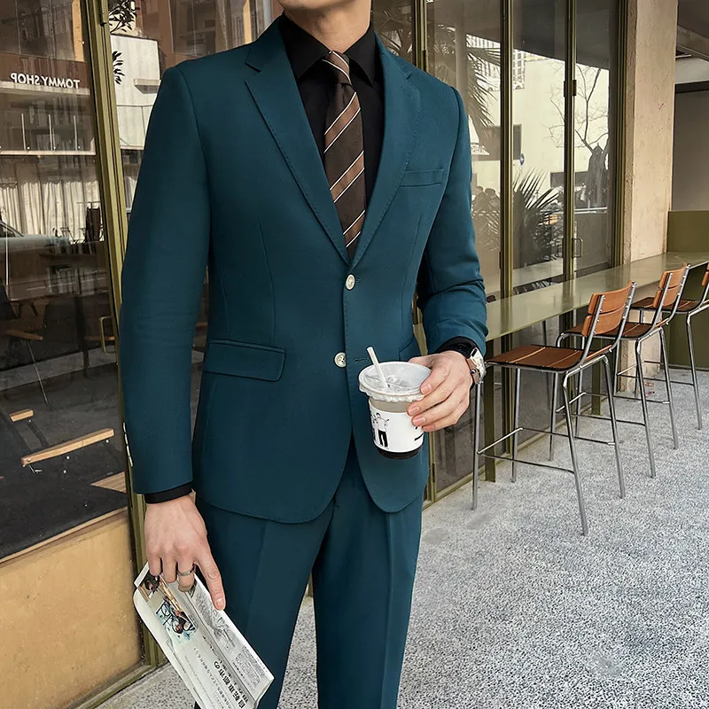 

Высококачественный стильный и элегантный мужской костюм с двумя пуговицами. Костюм из тонкой и эластичной ткани. Свадебный костюмный комплект.