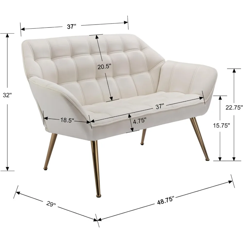 Sofa dwuosobowa w stylu mid-century modern, aksamitna, z pikowanym oparciem typu wingback i złotymi nogami.
