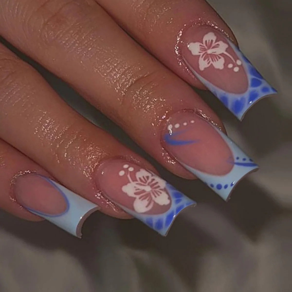 

24Pcs Mid-length Ballet Full Cover Nails Tips Blue French Smudge Design Fake Nails Flower Pattern Wearable Press on False Nails