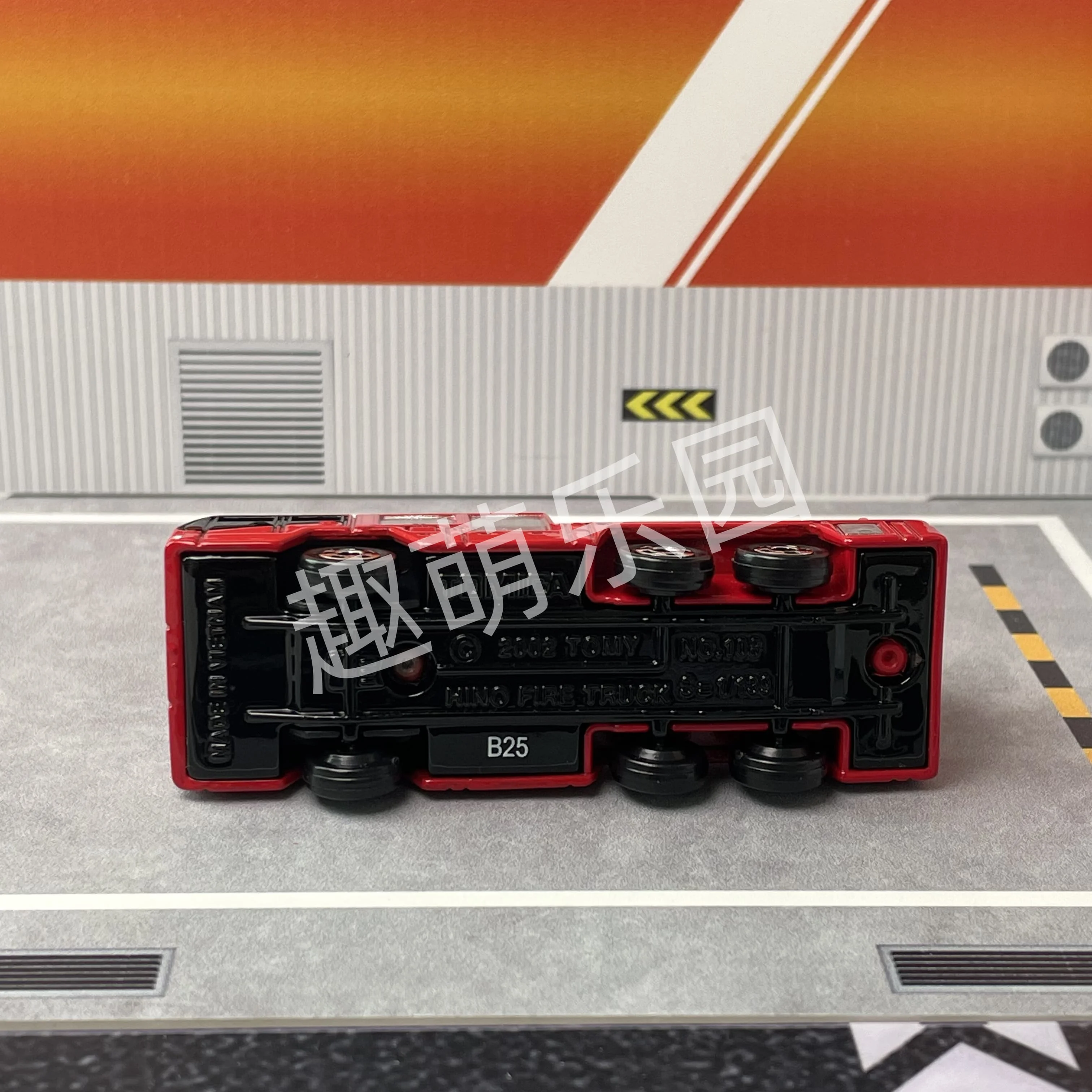 Tomica No.108 Hino Wóz Strażacki z Wysięgnikiem Odlewany Statyczny Samochód Ze Stopu Metalu Model Kolekcjonerski Ekspozycyjny Zabawka Prezent dla Chłopca