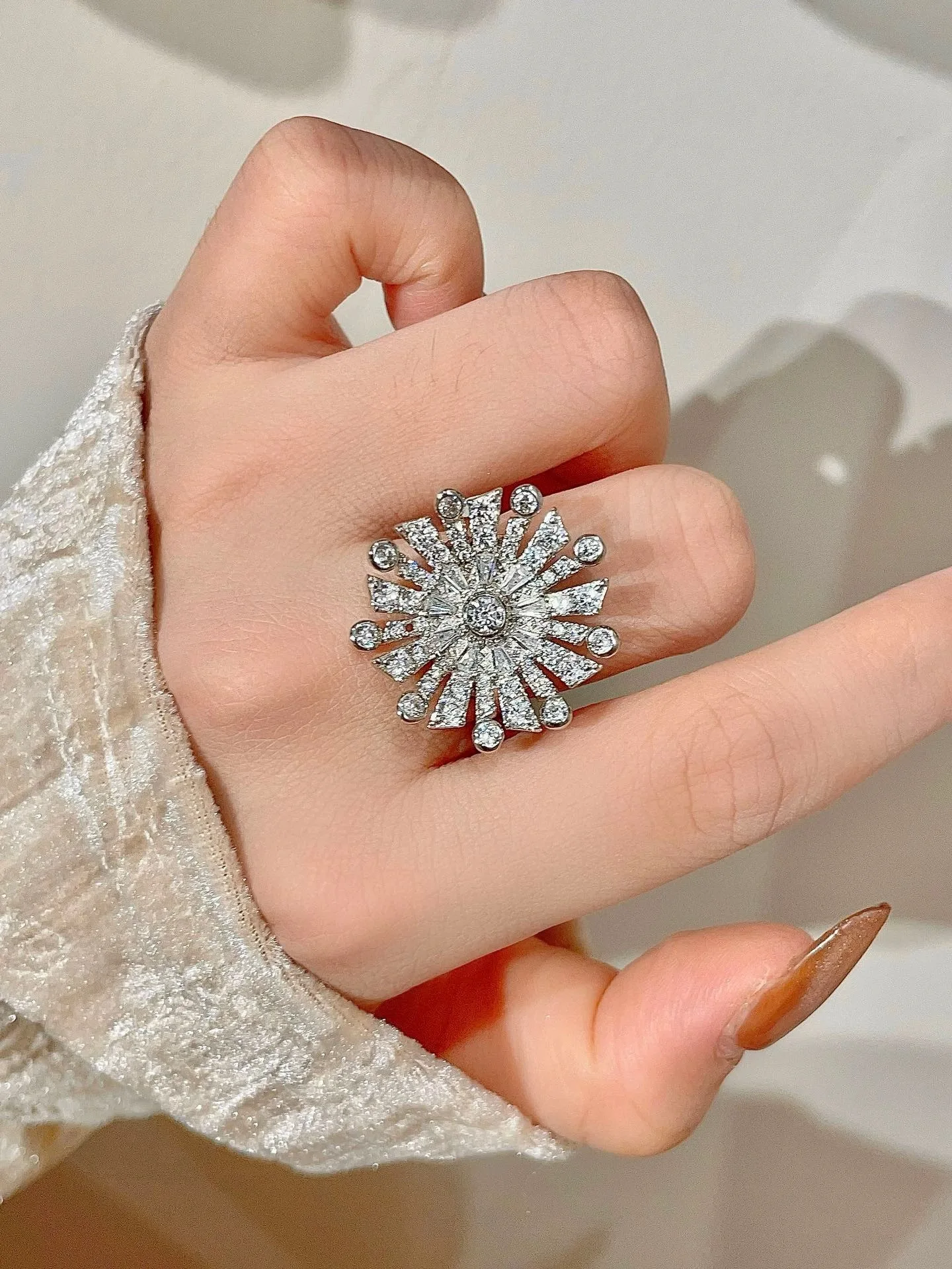 2025 New Brand Fashion Classic Hot Selling Snowflake Ring Shining Fan shaped Bloom Light Luxury sS925 Ring Birthday Party Gift