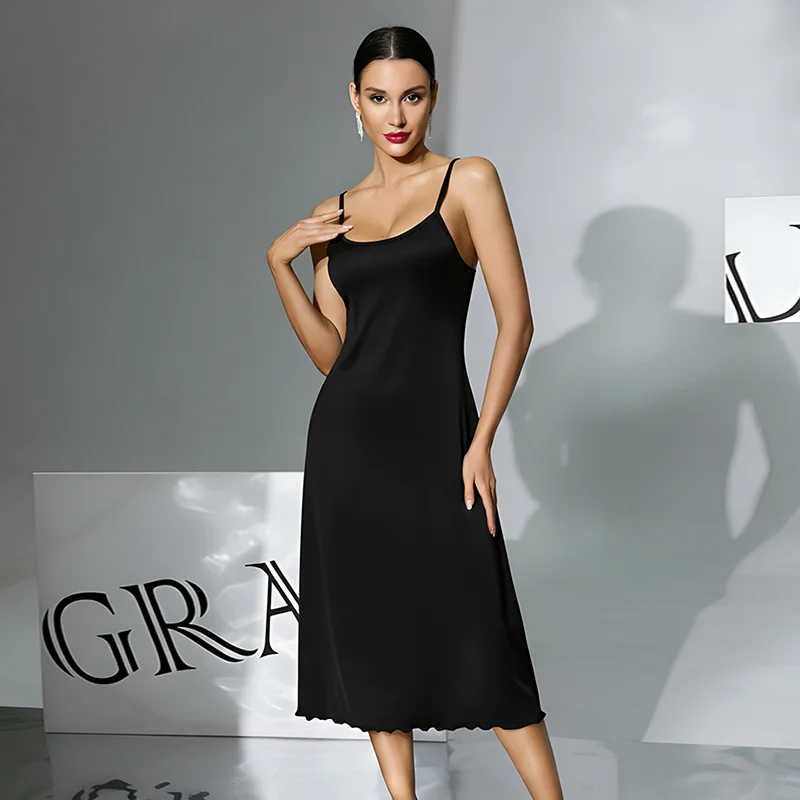 Abito lungo senza schienale da donna nuovo, alla moda, minimalista, sottile, con tracolla, gonna a canotta, tessuto setoso al latte, delicato sulla pelle