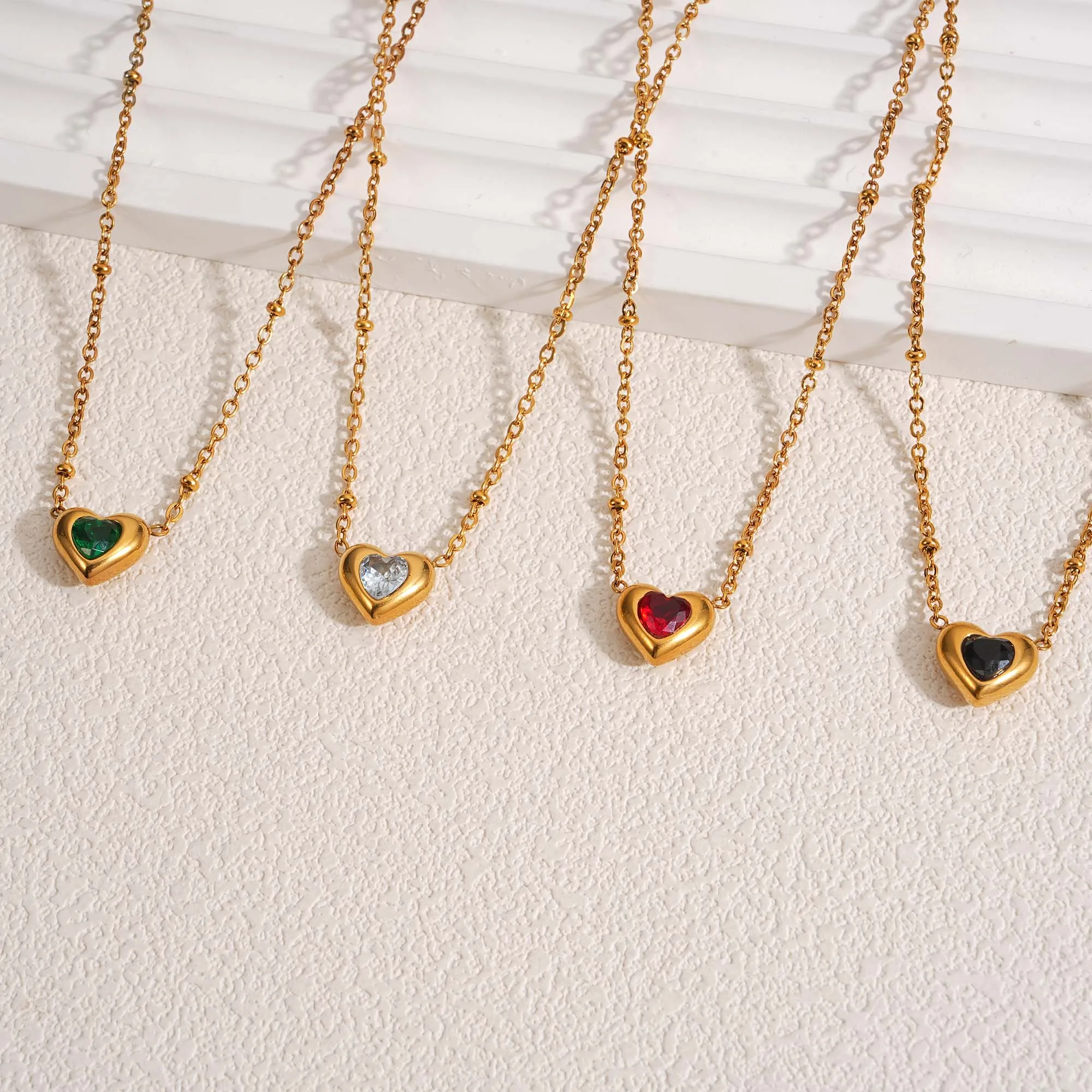 Edelstahl-Herzanhänger-Halskette für Damen, 18 Karat vergoldet, bunter Kristall, zierlicher, wasserdichter Schmuck, Geschenkzubehör