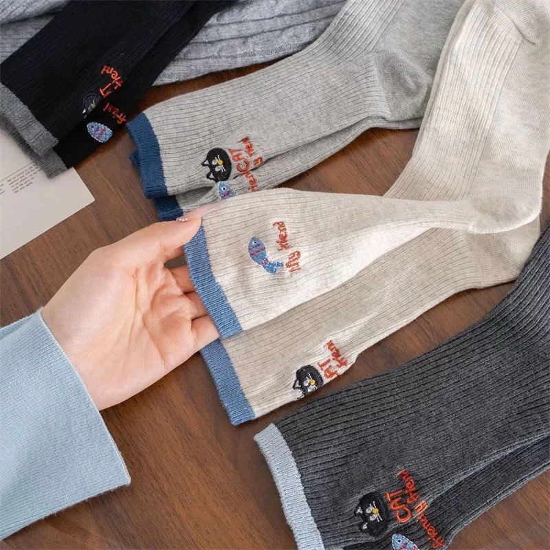 4 Paar Socken in zufälligen Farben, neue Herbst- und Wintersocken für Damen, trendige Socken mit farbblockierender Ab-Version, bestickt mit niedlichen Cartoon-Katzen, Fischen und Buchstaben,