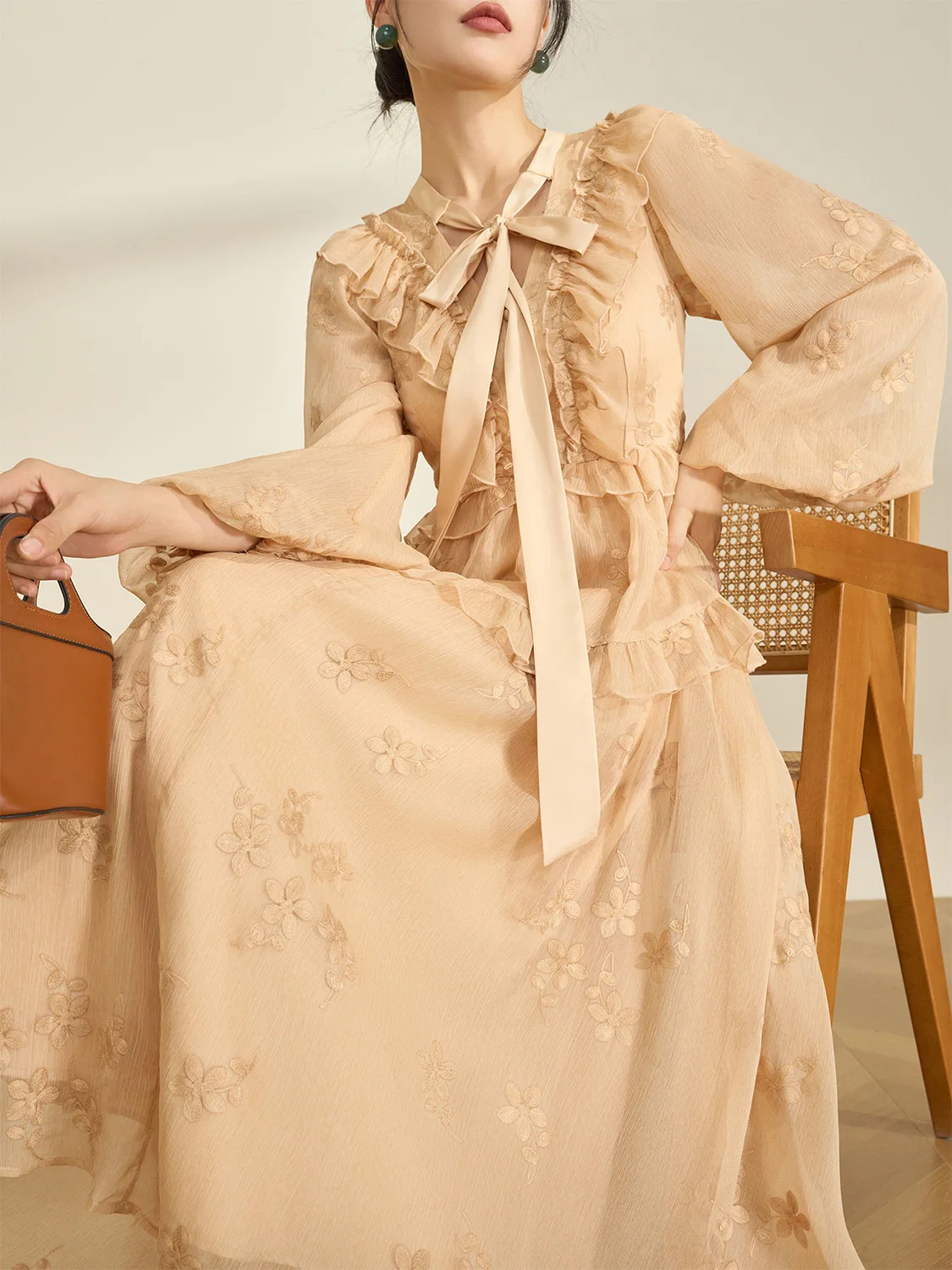 

Элегантное платье с длинными рукавами и вышивкой цвета шампань, с поясом-завязкой, женское, весеннее, городское, для офиса, фасон H