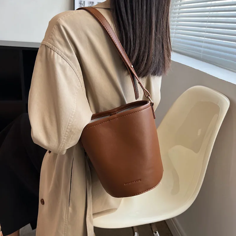 Fashion Red Simple Design Bucket Bag Korean Texture Women 2023 Pop New Shoulder Crossbody Bag High-End Commuter Bag Wedding Bag