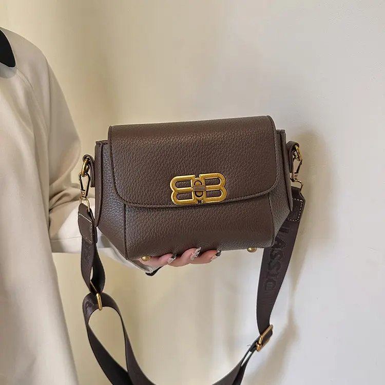 モダンなミニマリストデザインのおむつバッグは、実用的な機能とシンプルでスタイリッシュな外観を両立させ、親にとって便利です。