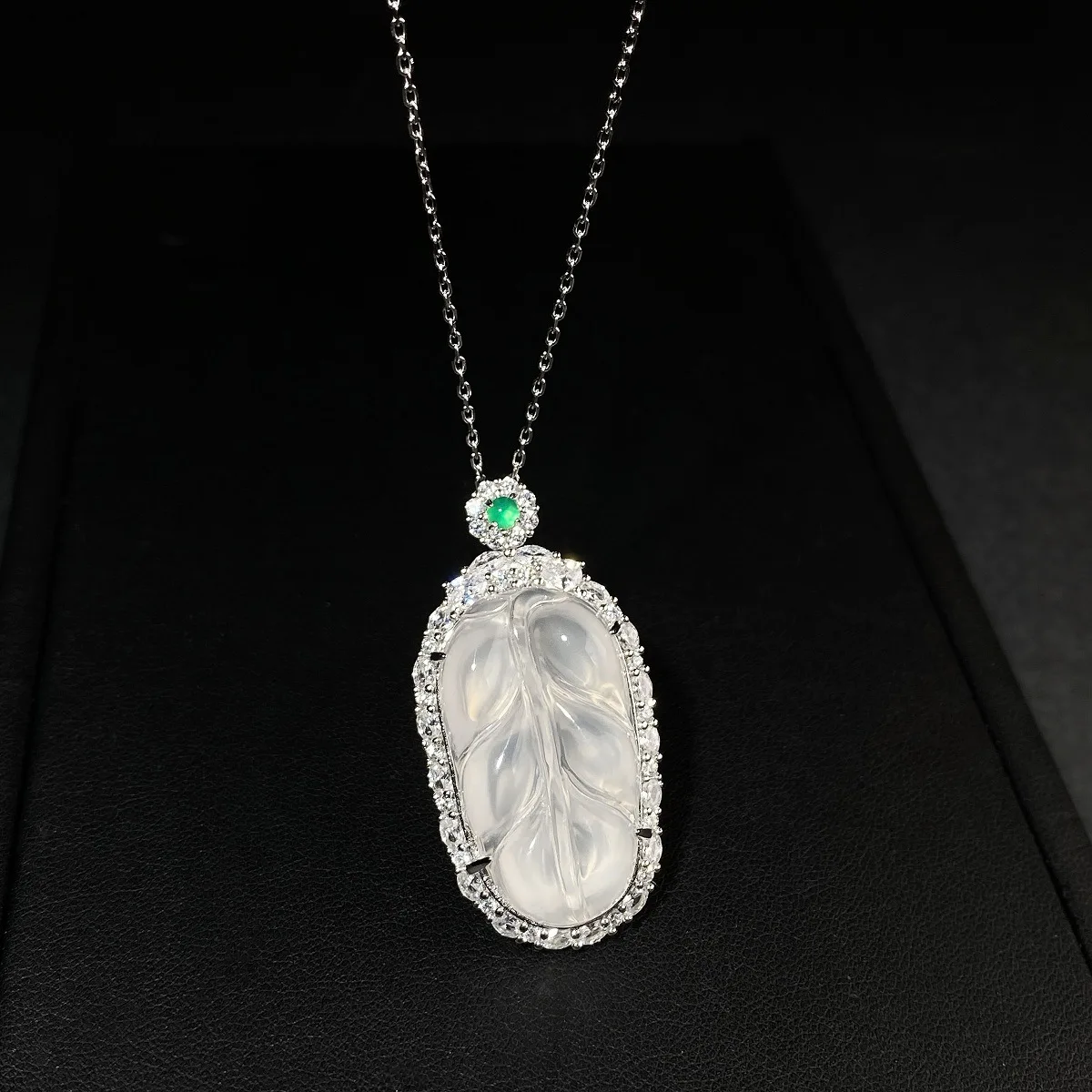 

S925 чистое серебро, ожерелье из листьев халцедона, кулон, цепочка на ключицу, женский натуральный высокий ледяной белый агат, материал лошади