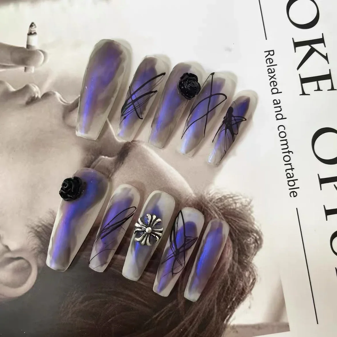 Streamer azul vestindo placa unha