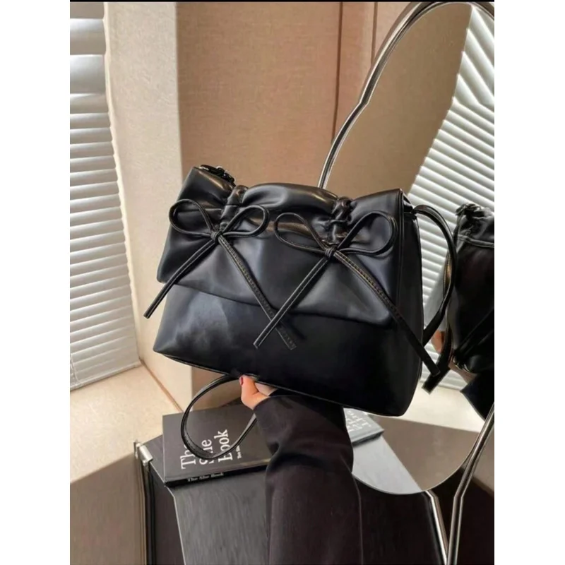 

Bow 1pc Black Drawstring Pleated Bowknot Decor Pu Material Flap Zippered Shoulder Bag With Adjustable Strap, Suitable For