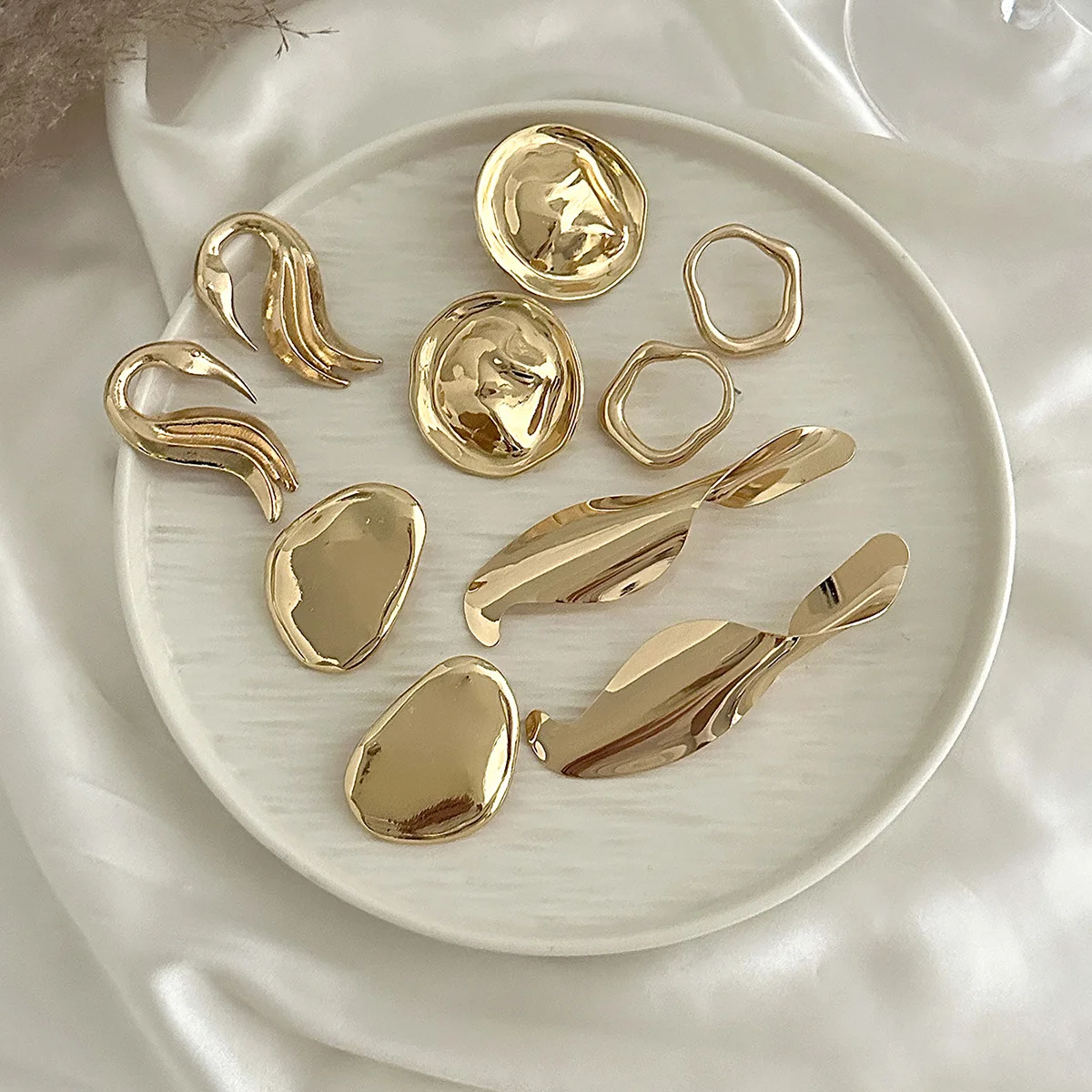 Accessories, fashion ins metal pleated round stud earrings, exaggerated swan texture glossy earrings for women