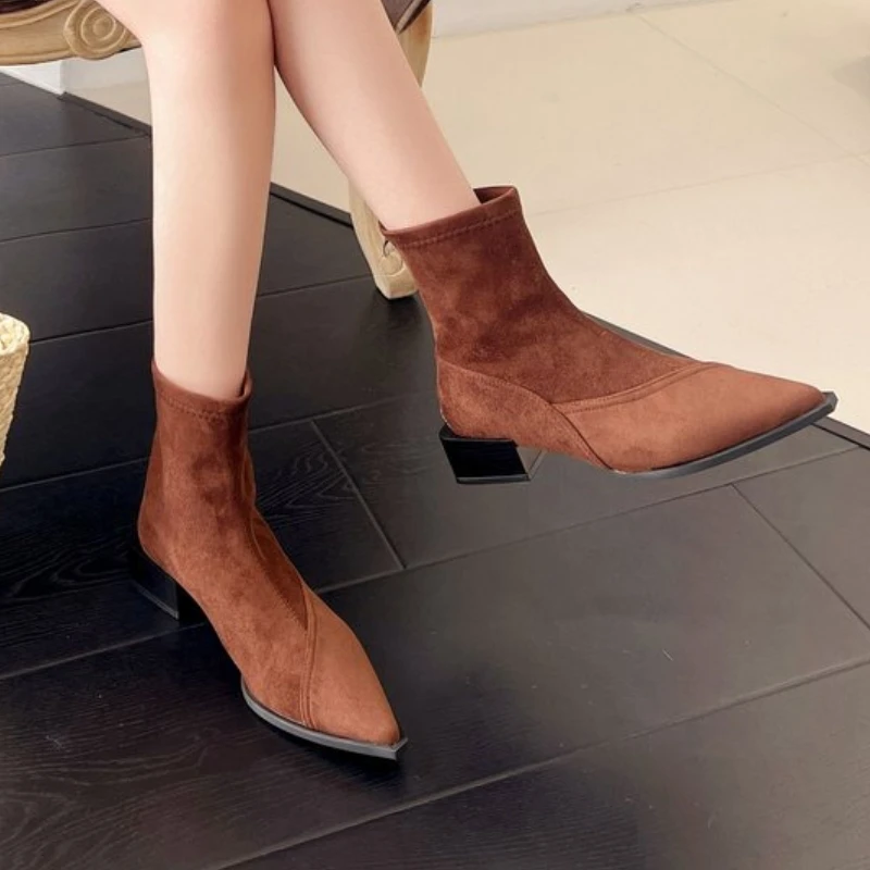 

Женские ботинки с острым носком, модные замшевые туфли на каблуке, элегантные женские ботильоны на массивном каблуке, зима 2024, сексуальные роскошные женские зимние ботинки