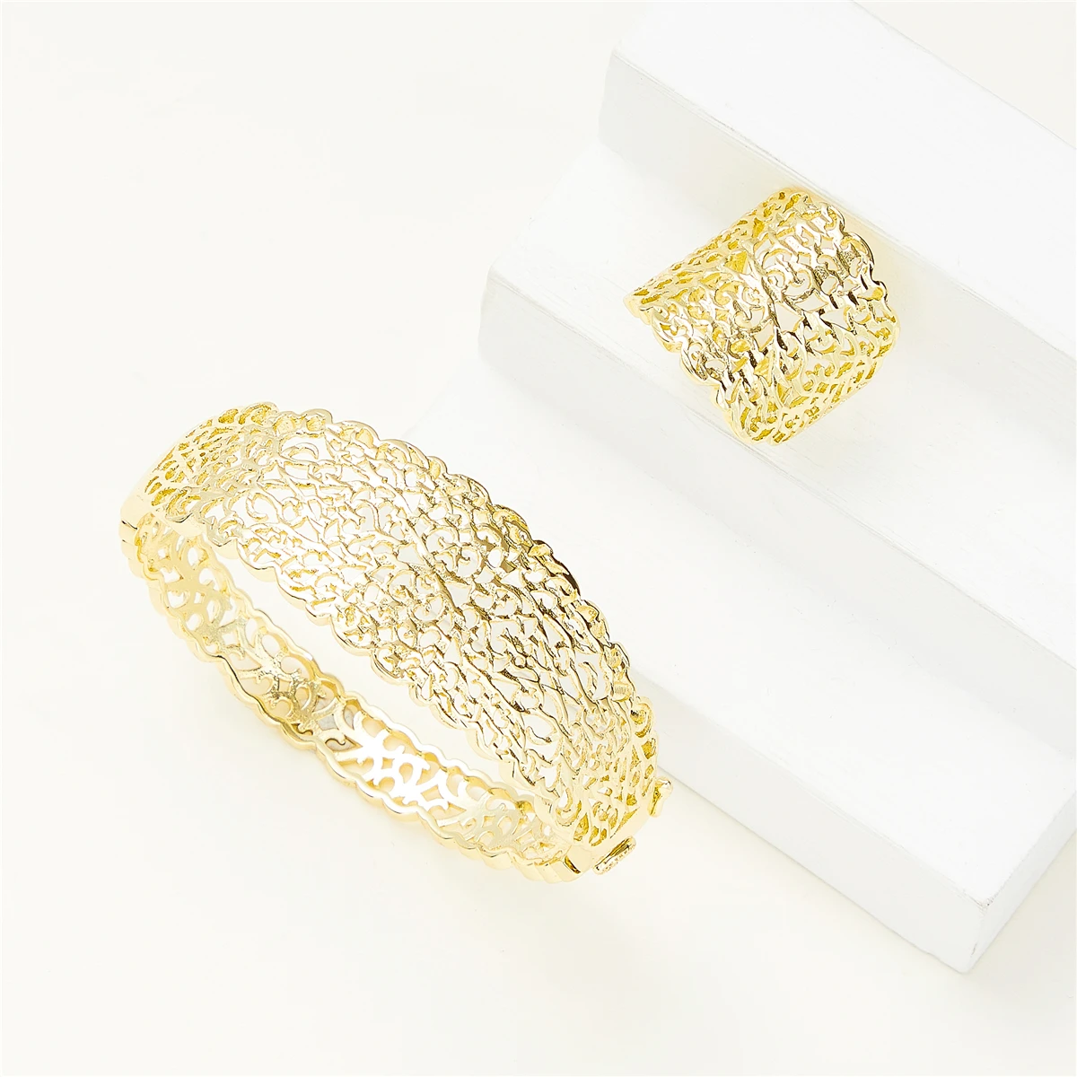 March 2022 Women's Bracelet Ring Jewelry Wedding Jewelry Prepare Holiday Gifts For The Party Fashionable Metal Materials