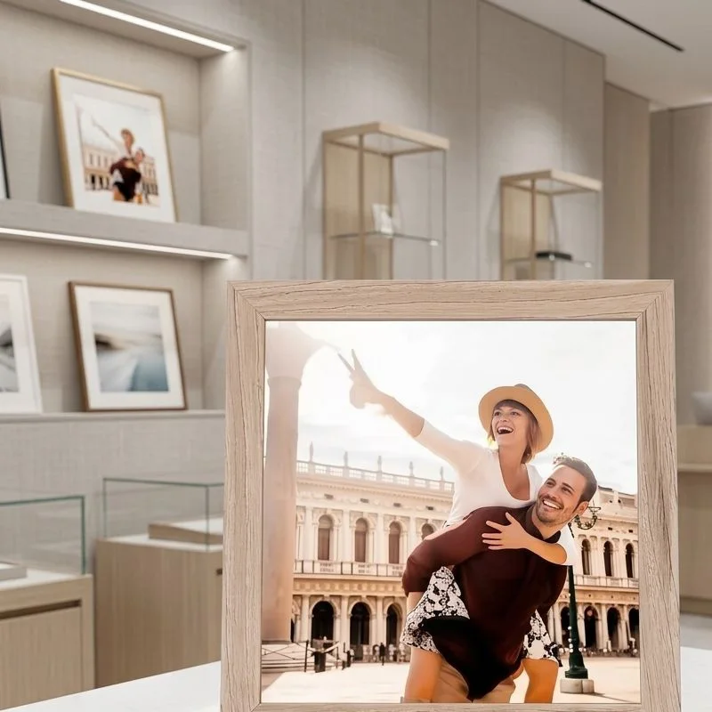 Rechteckiger Fotorahmen aus hellem Holz | Natürliches Korn | Reisepass-Druck „Venedig“ | Tischplatten-Wanddisplay – Detail 3