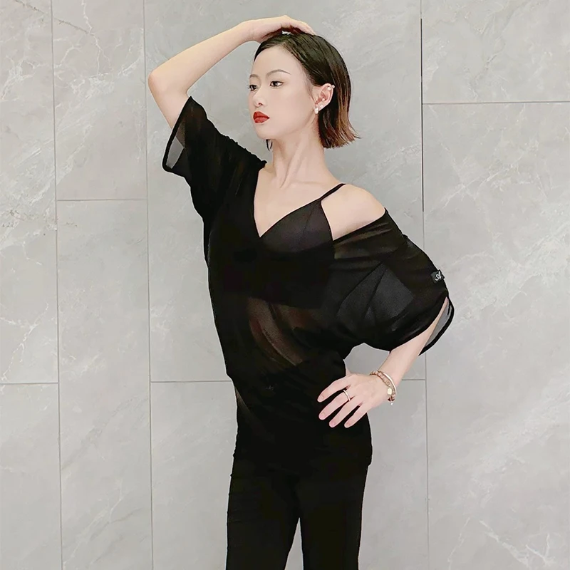 ملابس رقص لاتينية سوداء لامعة للسيدات ملابس ممارسة فضفاضة بأكمام قصيرة ملابس رقص رومبا سامبا تشا تشا ملابس علوية للكبار DNV24751