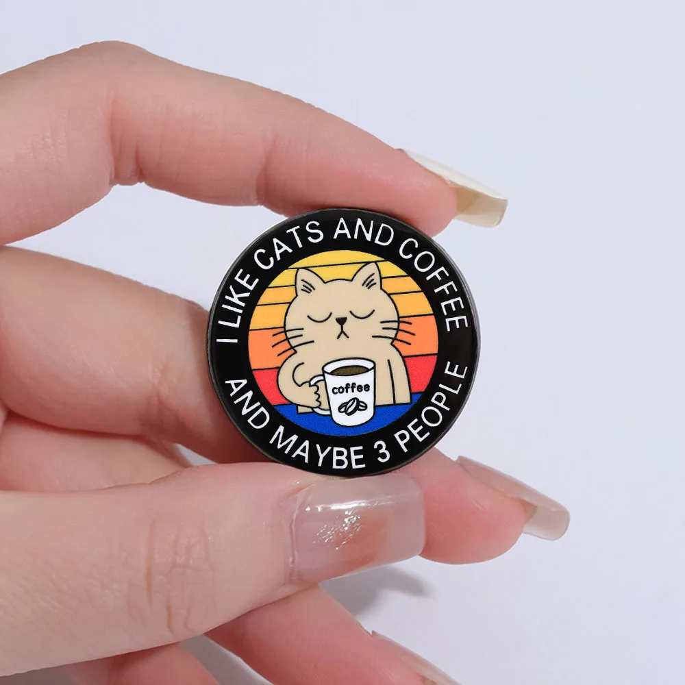 Ich mag Katzen und Kaffee und vielleicht drei Leute. Niedliche Brosche mit fauler Katze, die eine Kaffeetasse hält. Retro-Sonnenuntergang-Pin. Schmuckgeschenk für Katzenliebhaber. – Detail 9