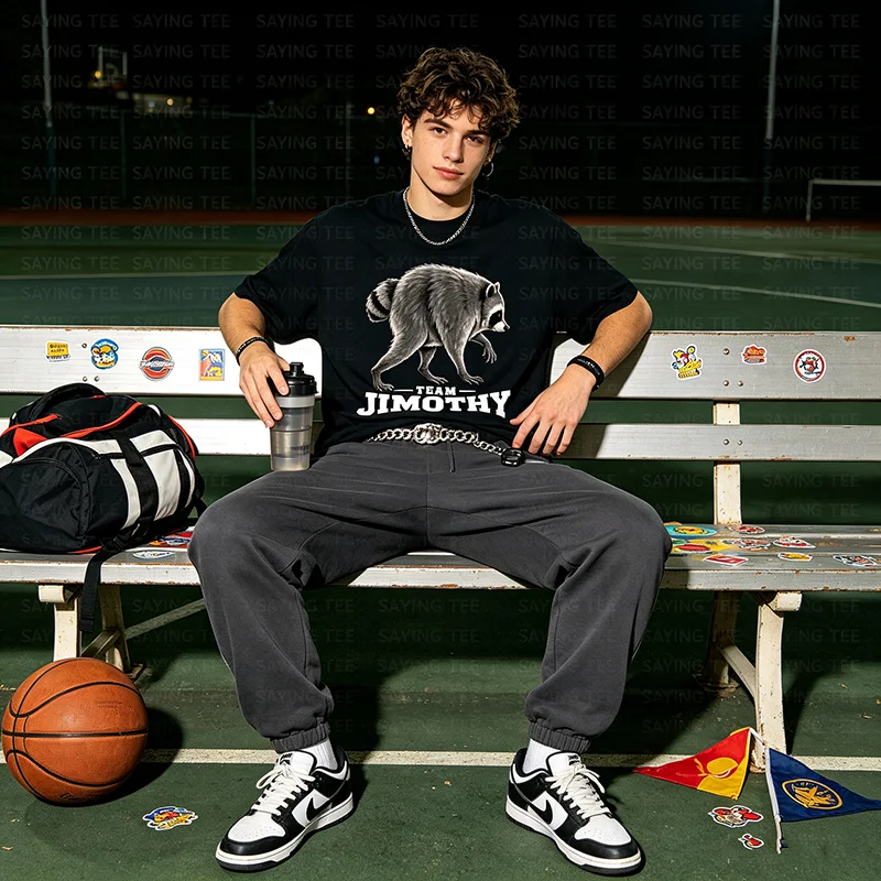 Team JIMOTHY Viral Raccoon Shirt Lustiges Waschbär-Meme-T-Shirt Y2k Streetwear Baumwoll-Grafikbekleidung für Damen und Herren Neuheits-T-Shirt – Detail 4