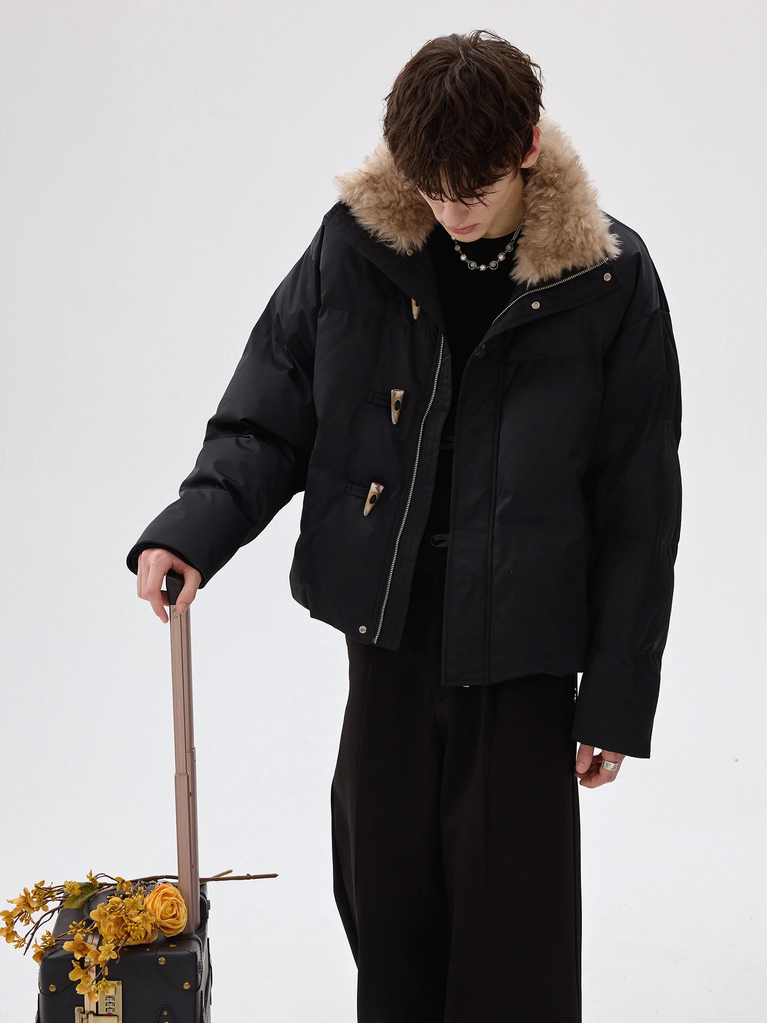 جديد خريف 2025 سترات رجالية راقية بأزرار على شكل قرن وياقة من الفرو الصناعي سترات سميكة دافئة للرجال بأكمام طويلة وطية صدر السترة معاطف وسيم