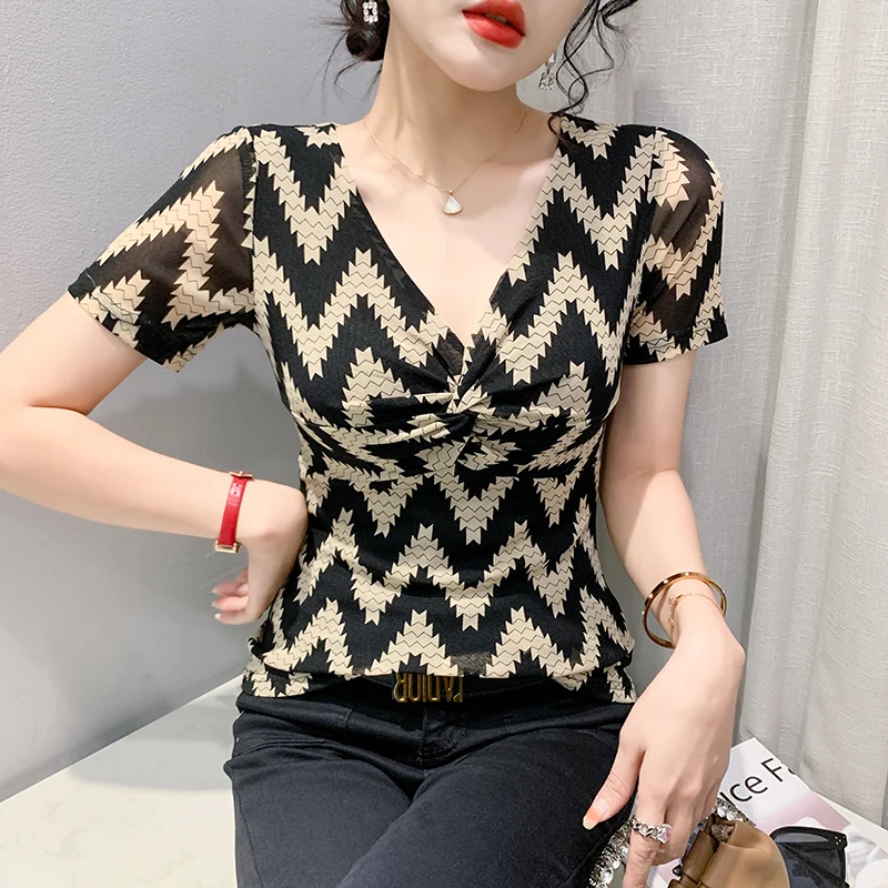 MadBlack-Women's European T-Shirt, Sexy V Neck Geometry Printed, Vintage Short Sleeve Slim M-2XL Knit Tee, 2026 Summer T62108CC