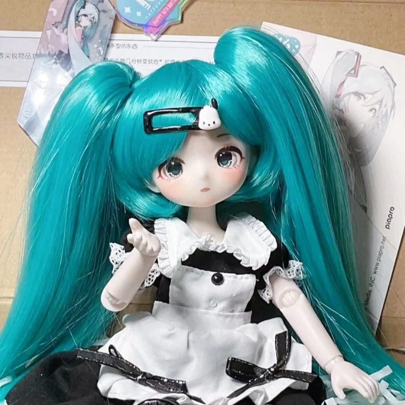 

В наличии: Кукла Hatsune Miku 1/6, подвижная, в стиле горничной, полный комплект одежды, 6 точек артикуляции, мультяшная кукла Лоли, кавайный подарок на день рождения
