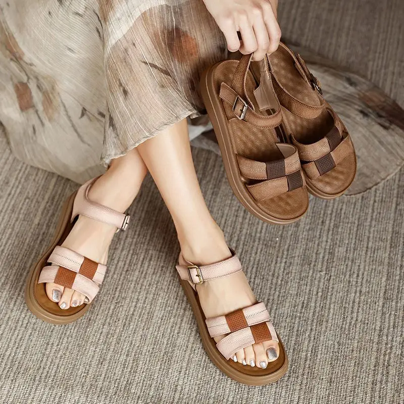

Летние модные удобные женские сандалии 2026 года с мягкой подошвой, плоские плетеные туфли, нескользящие, с цветными блоками, женские слипоны без застежек