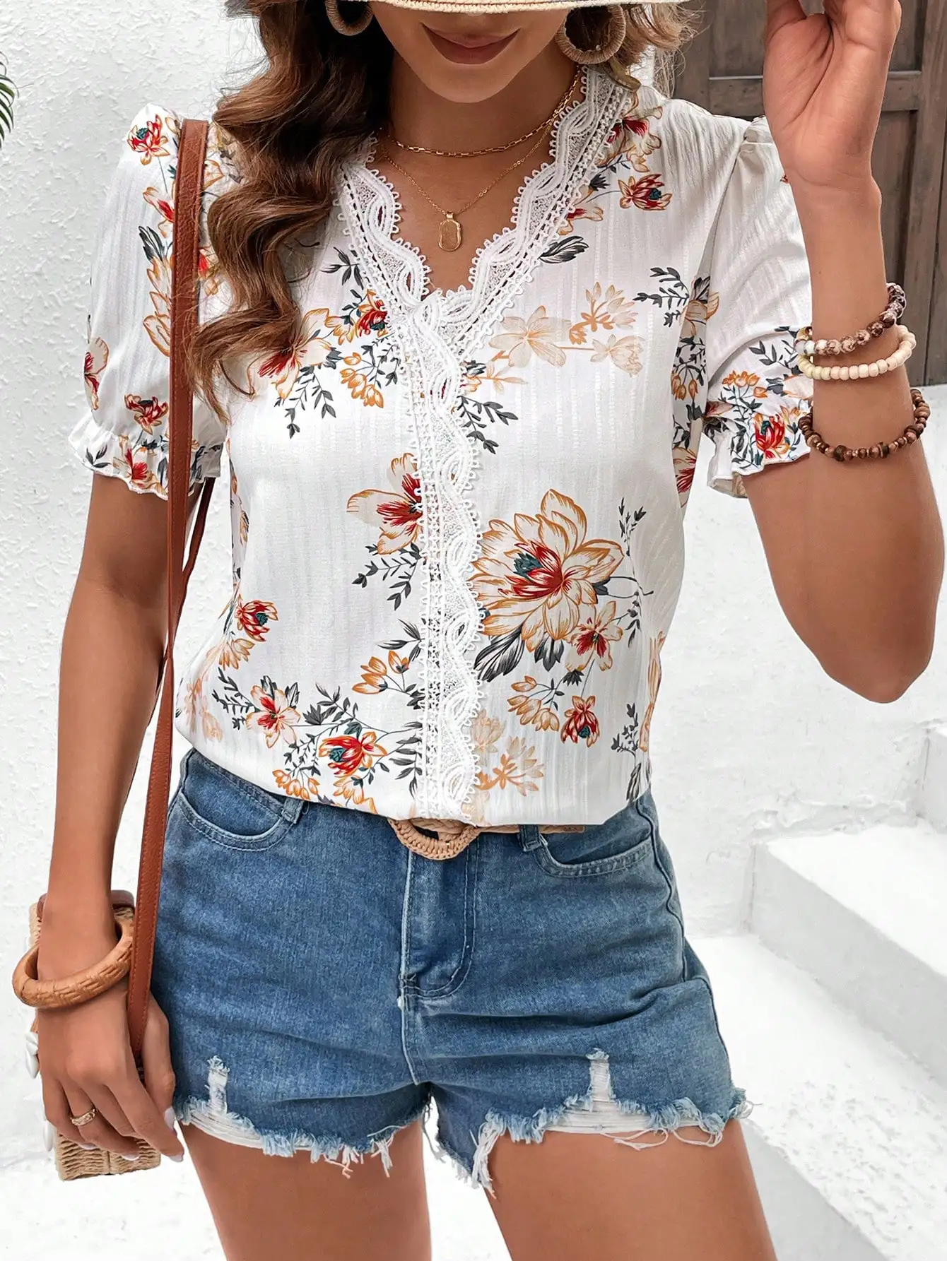 Damen-Bluse mit Blumenmuster, Spitzenbesatz, V-Ausschnitt, kurzen Ärmeln, Puffärmeln, Knopfleiste, im Boho-Stil, für Sommer, Strandurlaub, lässig, locker geschnitten. – Detail 4