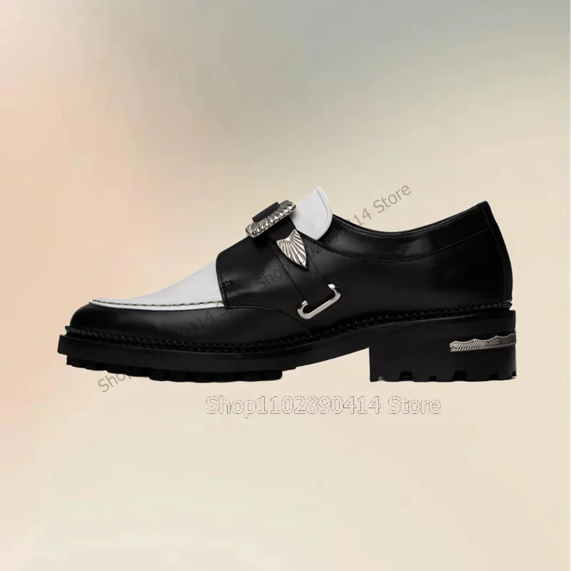 รองเท้าโลฟเฟอร์ผู้ชายแบบสวม ดีไซน์เย็บตกแต่งหัวเข็มขัดโลหะสีดำขาว แฟชั่นหรูหรา ทำมือ เหมาะสำหรับงานปาร์ตี้ งานเลี้ยง และใส่ลำลอง