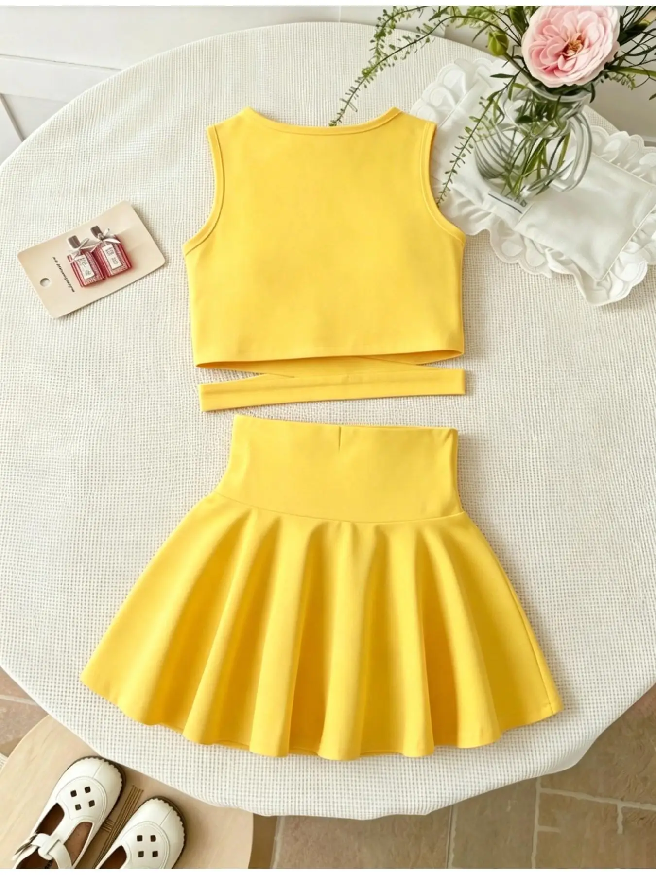 Mädchen-Set aus süßem, schmal geschnittenem, einfarbigem, ärmellosem Crop-Top und hochtailliertem, plissiertem Skaterrock aus weichem Stoff für Tanztraining und Sommerkleidung. – Detail 15