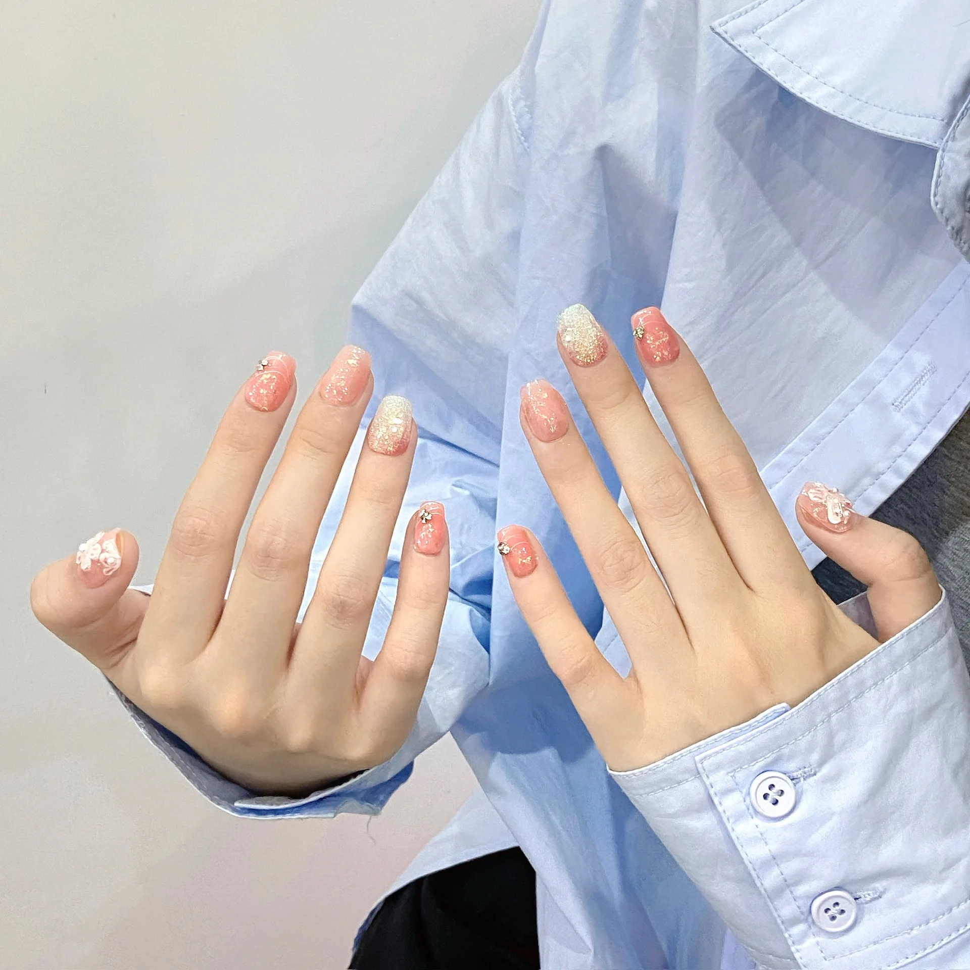 10ชิ้นแบบแฮนด์เมดกดบนเล็บบลัชออนสีชมพูเล็บปลอมออกแบบดอกไม้เลื่อมแวววาวหัวกลมสวมใส่ได้เล็บปลายเล็บ