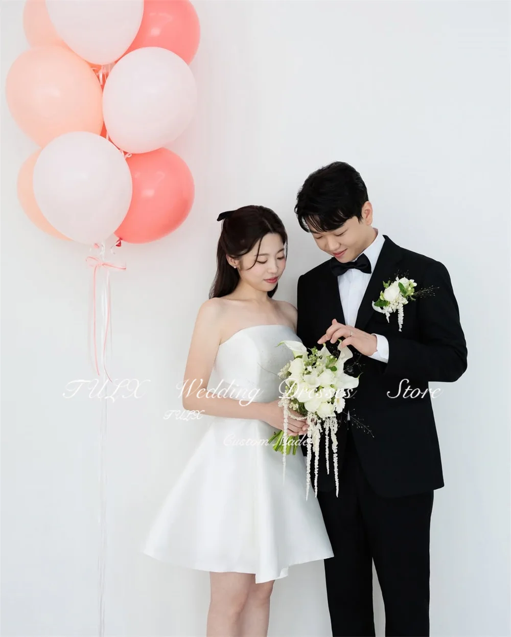 ชุดแต่งงานมินิแบบเรียบง่ายสีงาช้างผ้าซาตินสไตล์เกาหลีสำหรับถ่ายภาพ ชุดเจ้าสาวทรงเอแบบสั้นไร้สายรัดคอ  ชุดแต่งงานแบบคอร์เซ็ทสั่งตัดได้