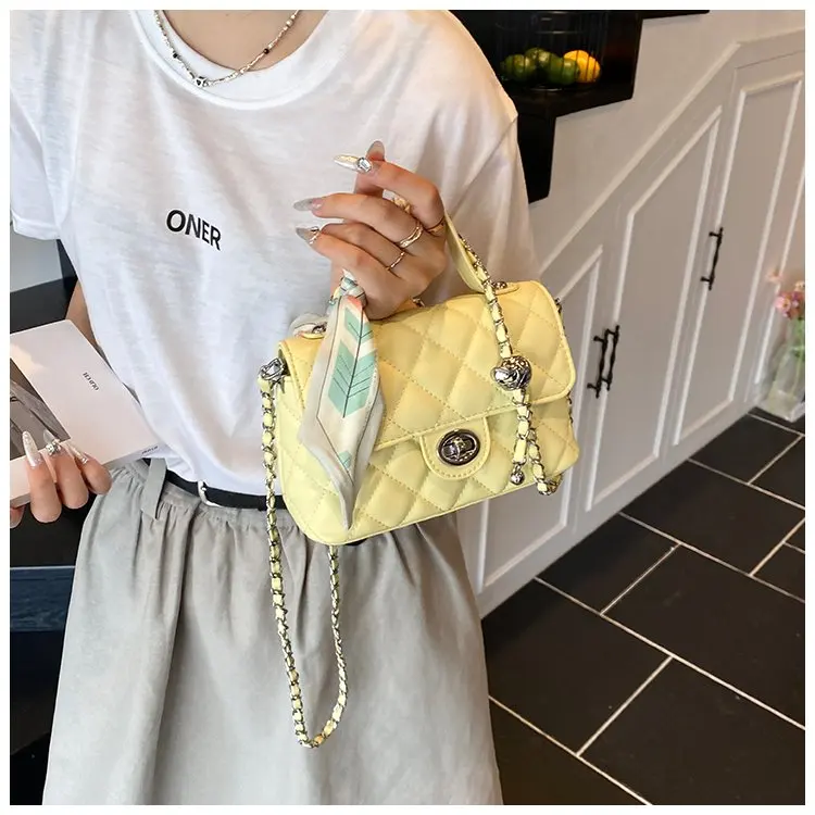 

2025 Autumn 2252 New Embroidery/embroidery PU Magnetic Buckle Diamond Chain Bag Pearlescent White Shoulder Bag