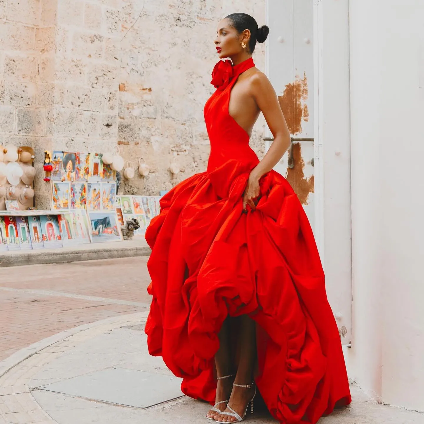 Czerwona suknia balowa typu halter z falbaną przy dekolcie i wysokim rozcięciem z tyłu, jaskrawo czerwona satynowa suknia wieczorowa z rzeźbistym dekoltem z falbanami, oversize.