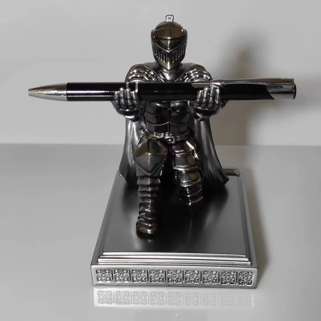 Knight Resin Statue Pen Holder Creative Office Decoration Knight Sculpture Arts Penholder Birthday Gift Home Study Decoration