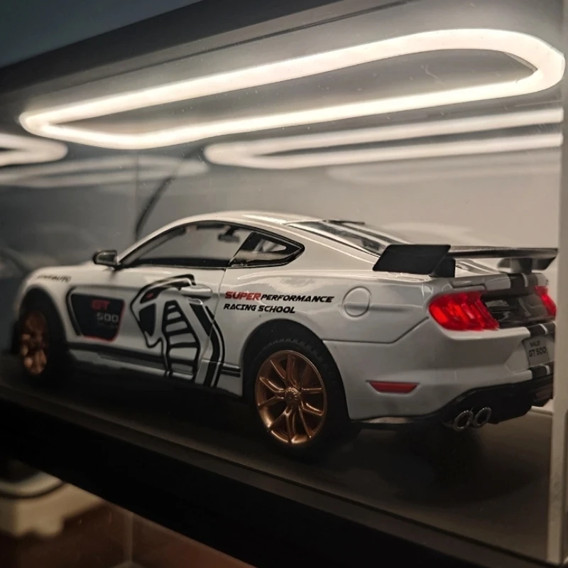 

1:24 модель автомобиля из сплава Mustang GT500 со звуковым и световым отзывом, модные игровые украшения, суперкар, коллекция настольных украшений