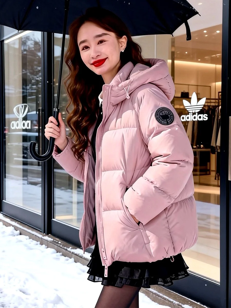 Różowy płaszcz puchowy do połowy łydki, damski, zimowy, ciepły, ze stójką, stylizowany na płaszcz typu bread coat, ocieplany, długi, zapinany na zamek.