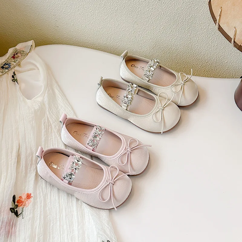 2026 Spring Kids Shoes Princess Satin Bow Leather Flats Girls Rhinestone Strap Soft Dress Shoes Children Party Loafers