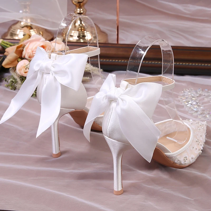

2025 г., модные белые атласные женские туфли на высоком каблуке с острым бантом, полые свадебные туфли, банкетные туфли из бисера