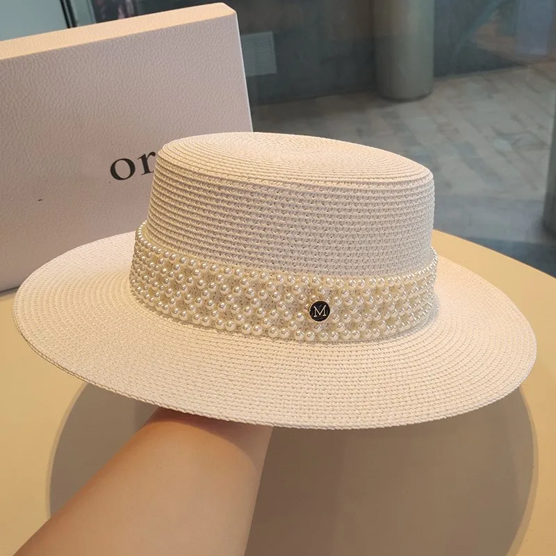 The new style of and simple flat-topped hat is a trendy shade for women's outings vacations