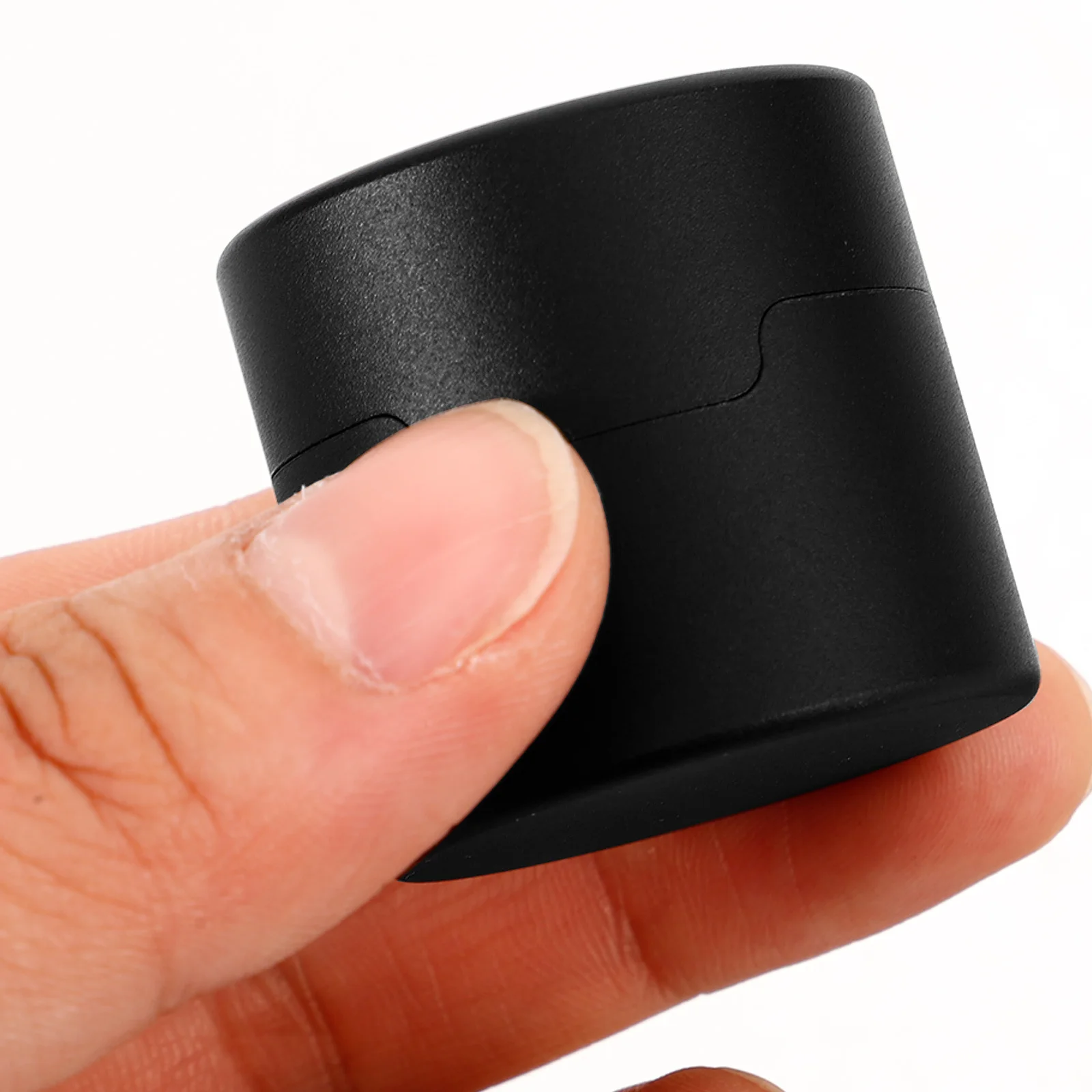 

Round Magnetic Billiard Chalk Container Octagonal Design Aluminum Pool Chalk Protector Case for Table Game Accessory Black