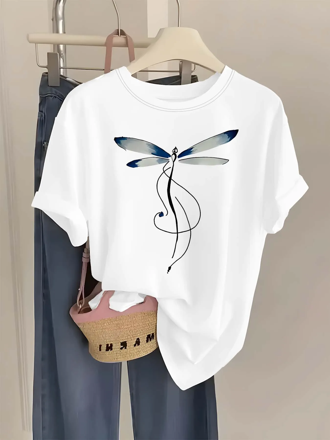 

Изысканная шикарная универсальная летняя футболка с рисунком стрекозы
