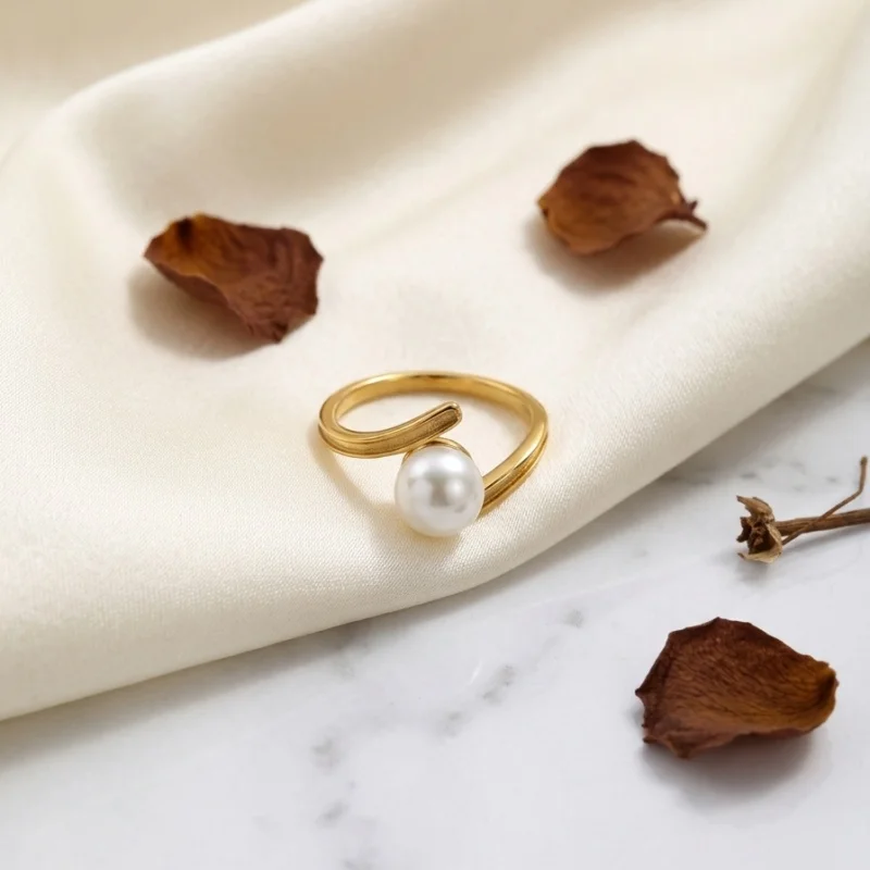1 Piece of Stainless Steel Ring Plated with 18K Gold with the Letter H and a Single Artificial Pearl, Suitable for Women with a Gentle and Intellectual Style, Perfect for Workplace Commuting, Daily Wear, and Pairing with Light Mature Style Dresses