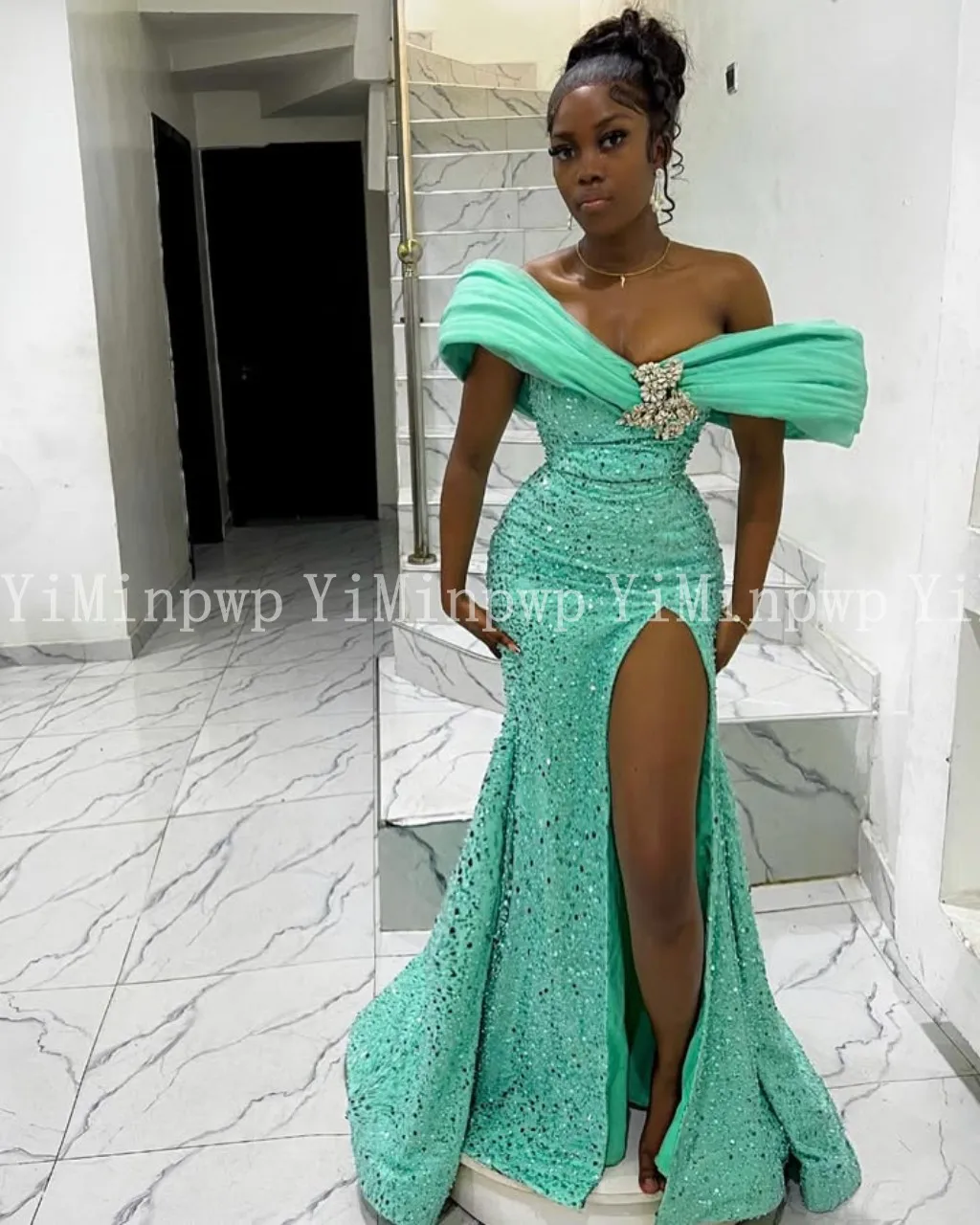Turquoise Mermaid Prom Dresses สําหรับสาวสีดําปิดไหล่ด้านข้างแยกประดับด้วยลูกปัด Graduation Matric Dance Gowns ที่กําหนดเอง