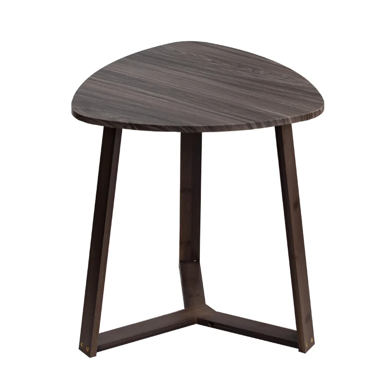 

A few sofas, a few cabinets, triangle simple triangle few hotel living rooms, balconies, bedside tables.