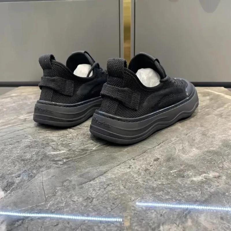 

Однотонные сверхлегкие и модные дышащие резиновые туфли из эластичной ткани с низким берцем и мягкой подошвой.