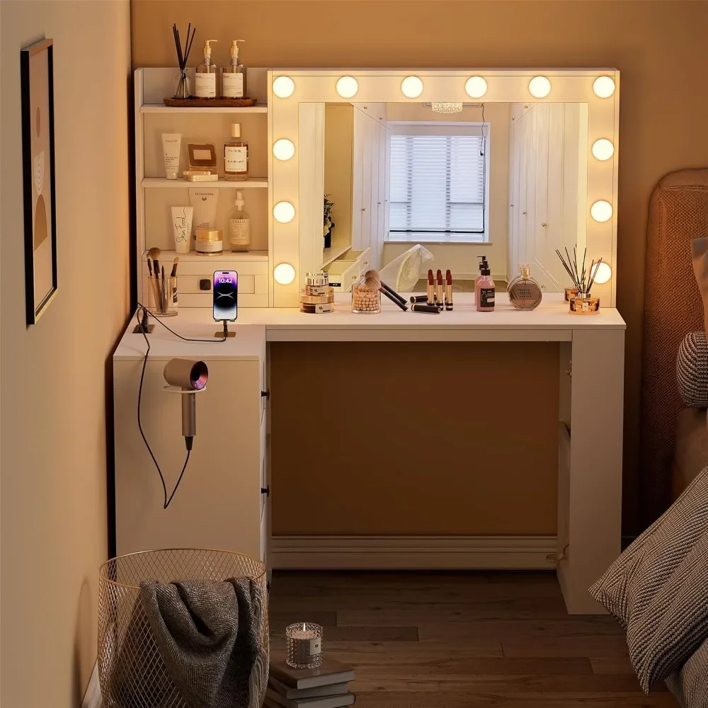 Mesa de maquillaje esquinera con iluminación de 3 colores, tocador blanco con tira de alimentación y ganchos, estantes ocultos y abiertos, brillo ajustable