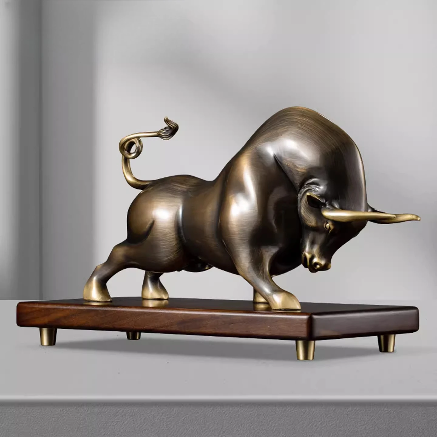 Lucky copper bull ornament, light luxury high-end living room TV cabinet, office decoration opening gift